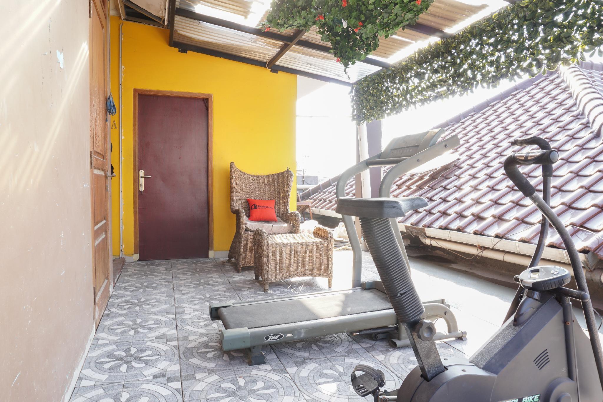 Готель Reddoorz Near Kemang Square Джакарта Екстер'єр фото