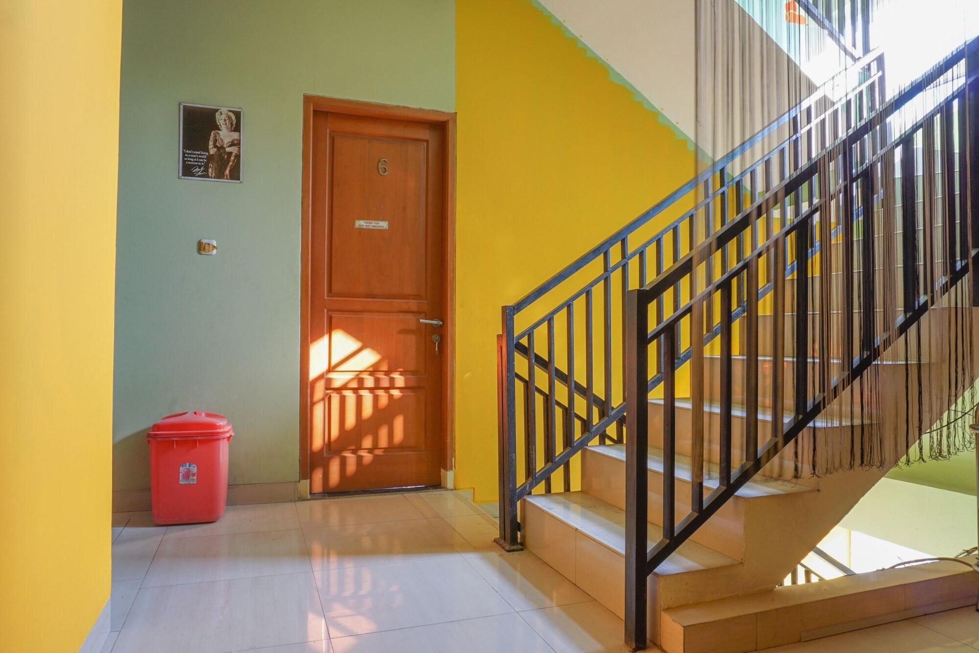 Готель Reddoorz Near Kemang Square Джакарта Екстер'єр фото