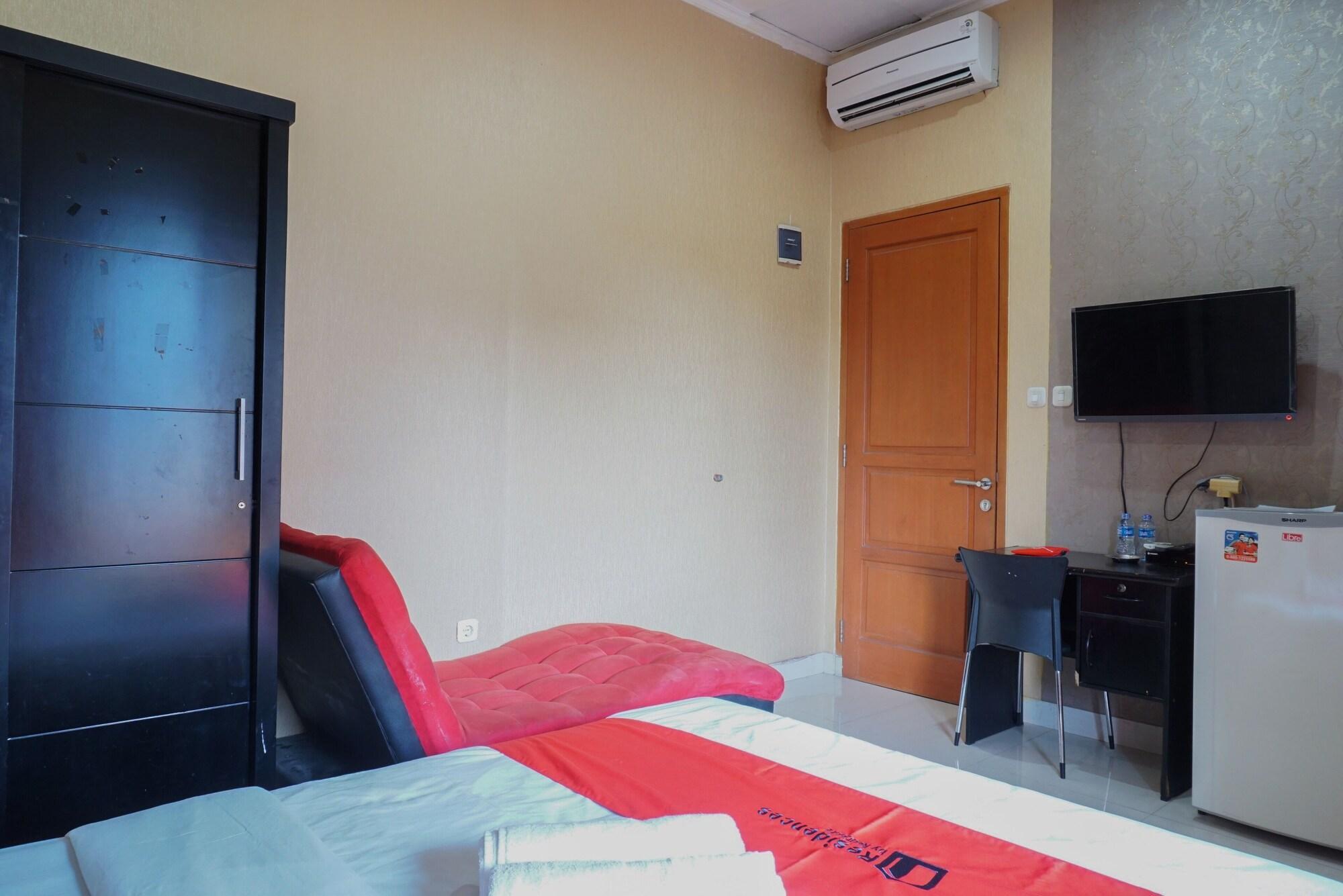 Готель Reddoorz Near Kemang Square Джакарта Екстер'єр фото