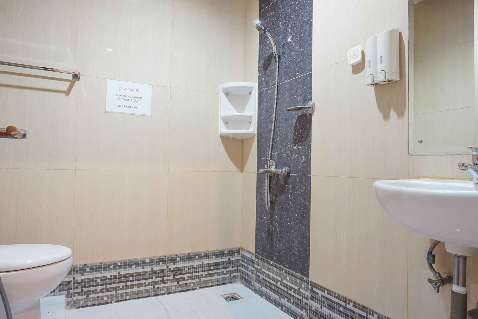 Готель Reddoorz Near Kemang Square Джакарта Екстер'єр фото