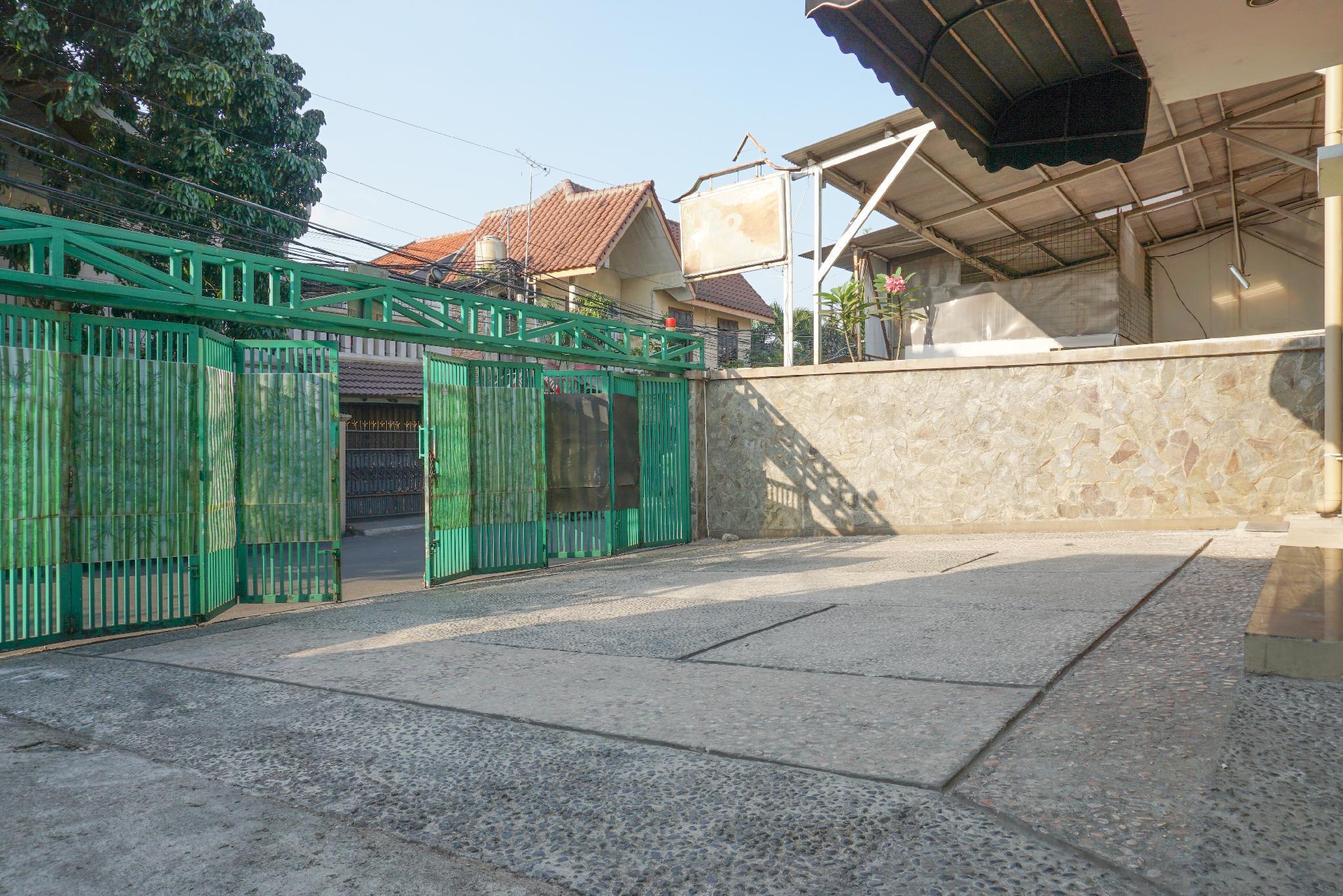 Готель Reddoorz Near Kemang Square Джакарта Екстер'єр фото
