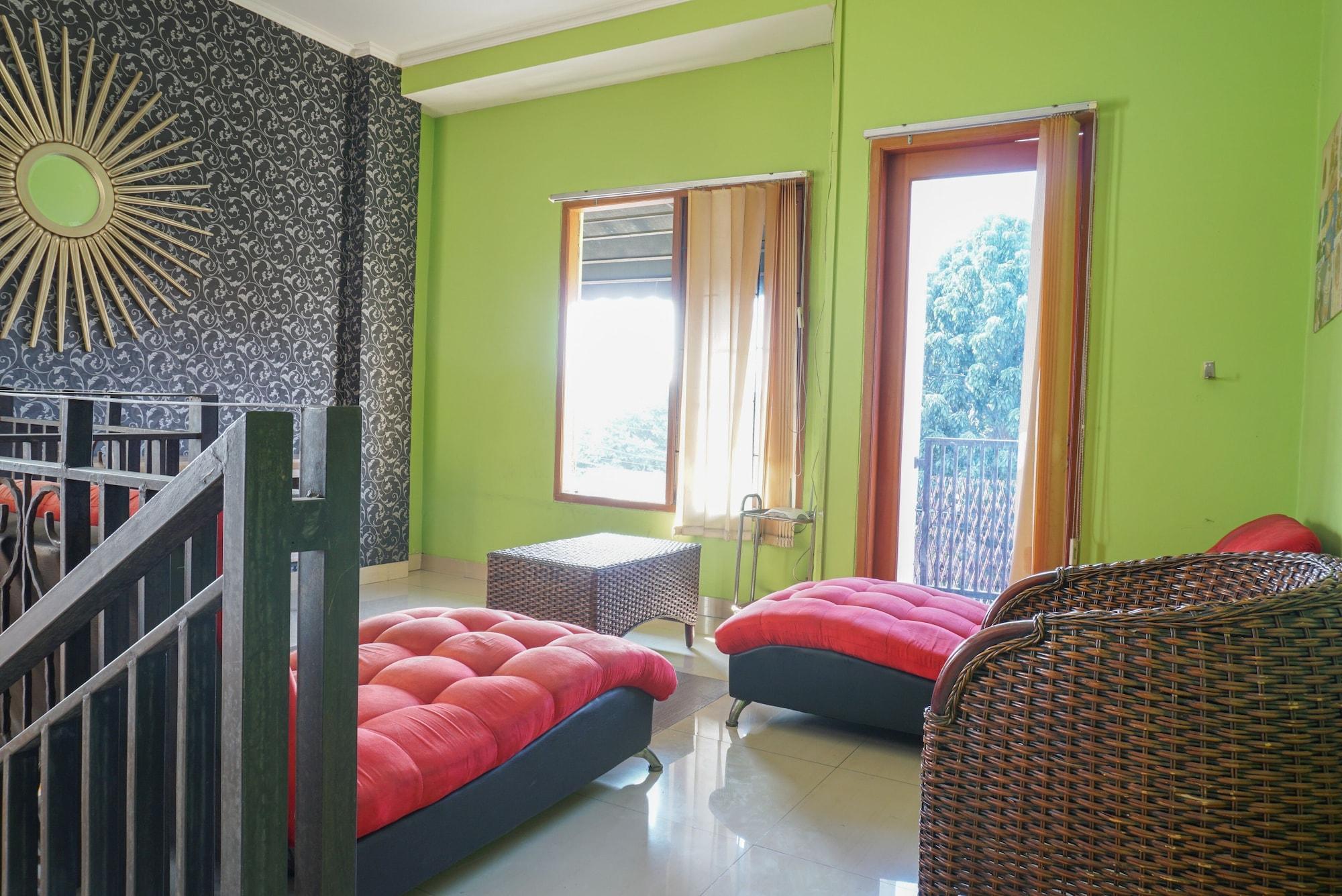 Готель Reddoorz Near Kemang Square Джакарта Екстер'єр фото